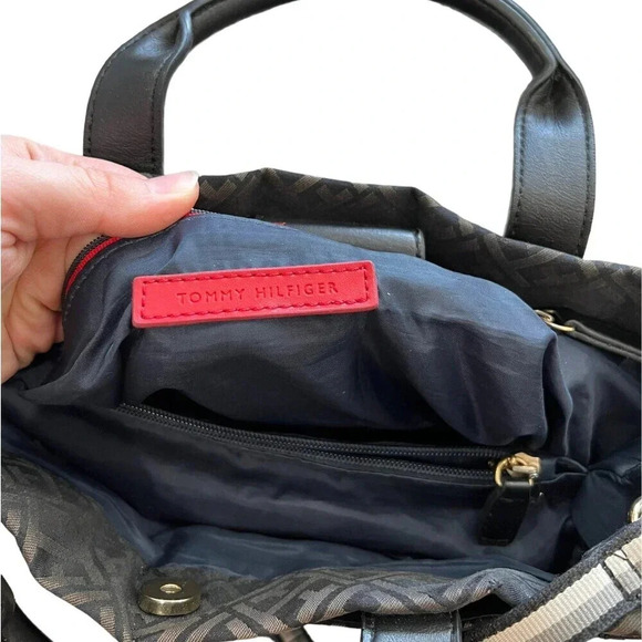 Tommy Hilfiger Black Signature Logo Canvas Shoulder Bag - Picture 6 of 7